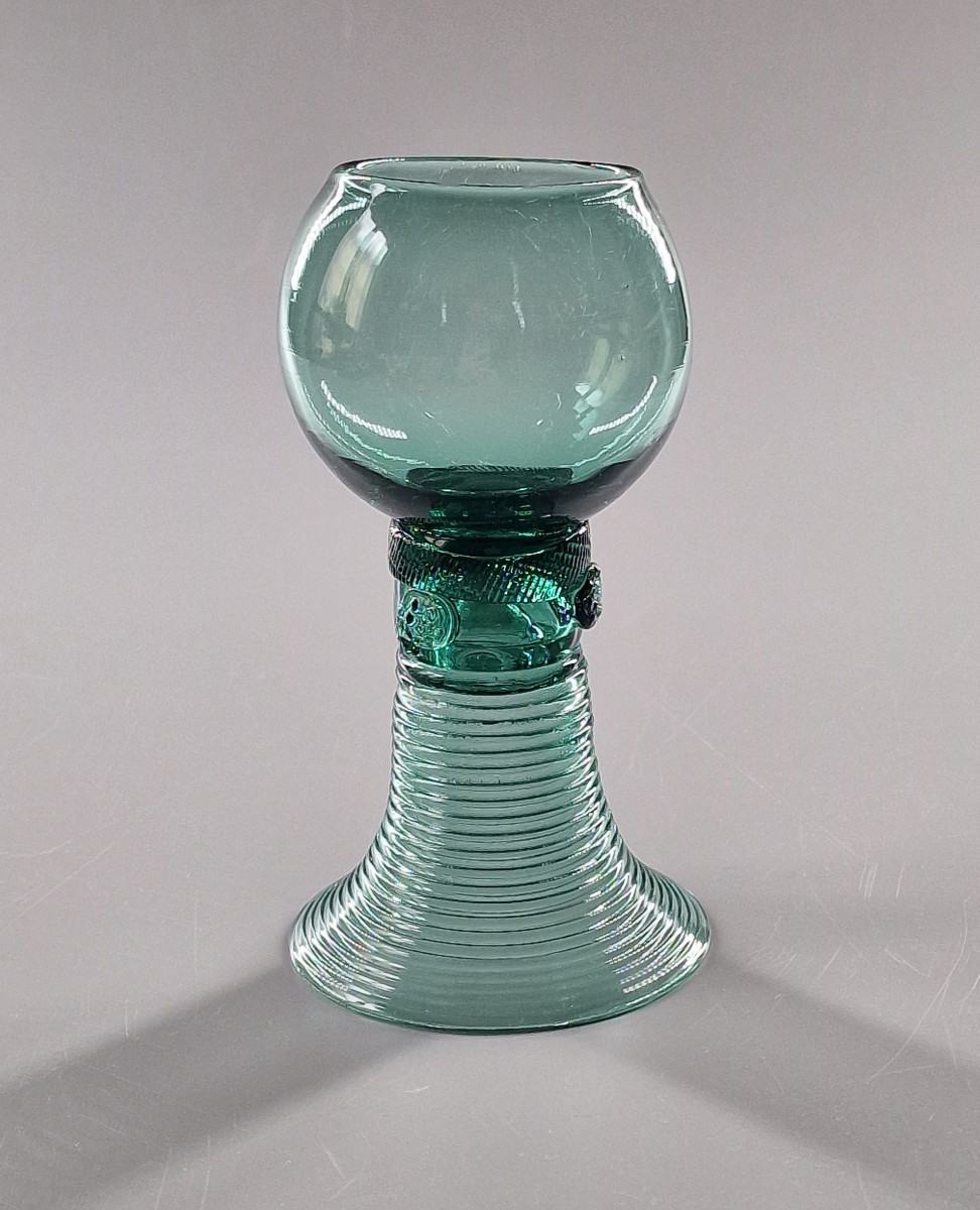 Verre à vin Römer en verre soufflé teinté vert - Pays-Bas ou Allemagne, XIXe siècle 19e
