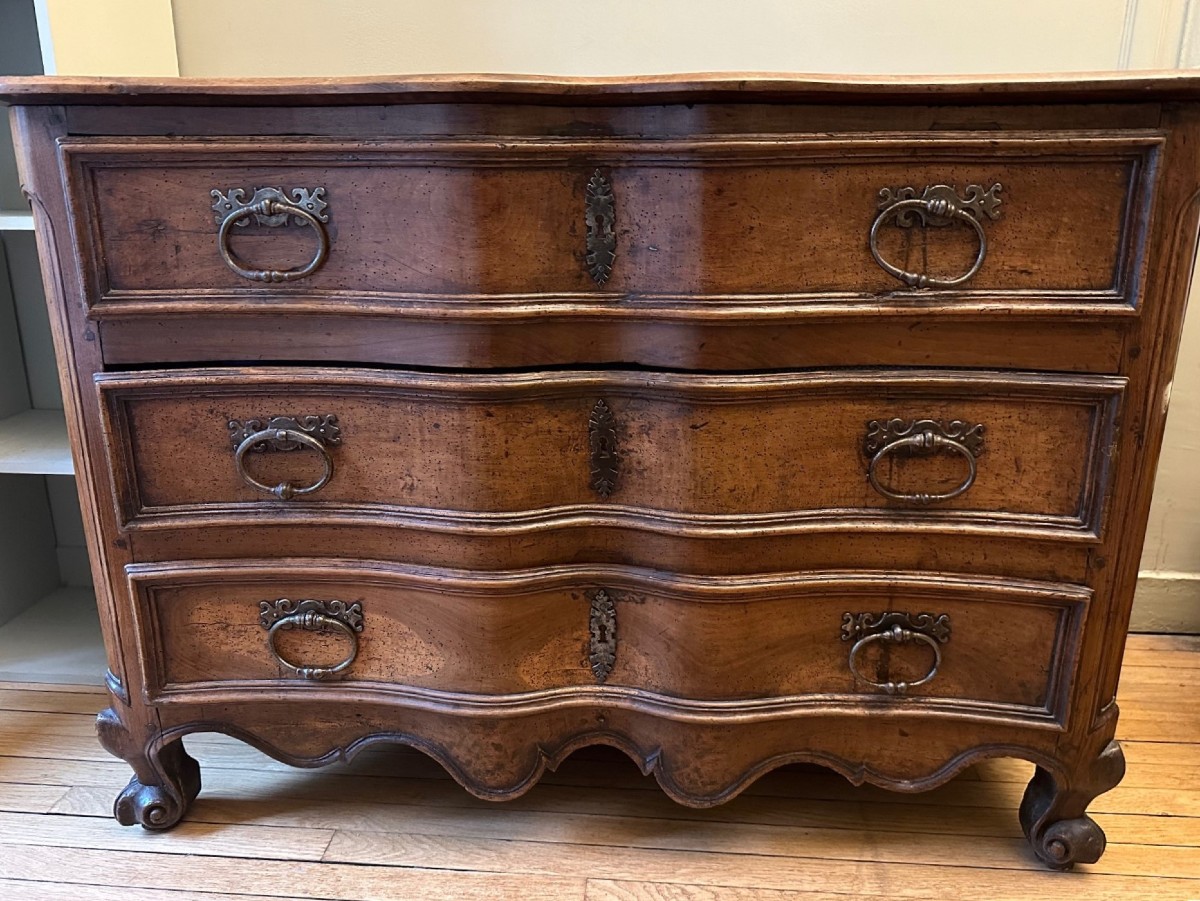 Commode arbalète en noyer mouluré - Vallée du Rhône, époque Louis XV 18e