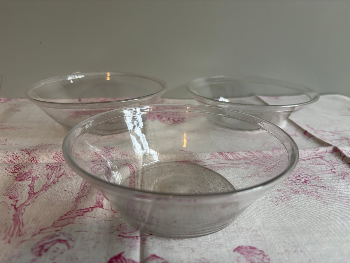 Suite de six assiettes ou coupes à fraises en verre soufflé incolore - XVIIIe siècle 18e-photo-2