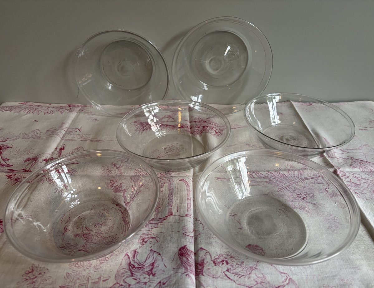 Suite de six assiettes ou coupes à fraises en verre soufflé incolore - XVIIIe siècle 18e-photo-8