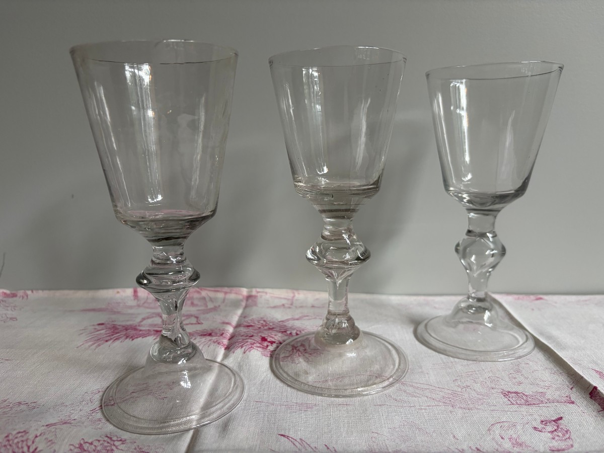 Suite de trois grands verres dit "bourguignons" en verre soufflé - XVIIIe siècle 18e