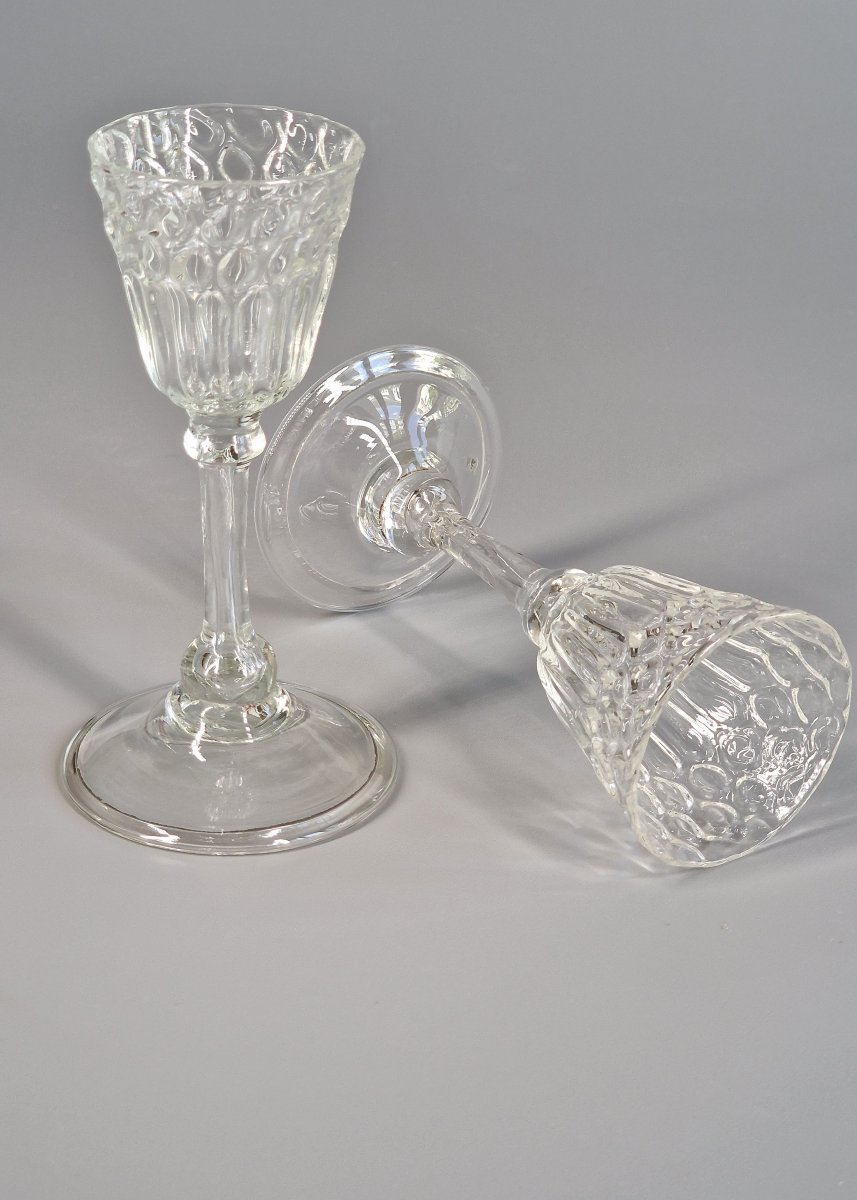 Liege, Pair Of Alveolus And Fluted Glasses, Two-button Leg - 18th Century -photo-6