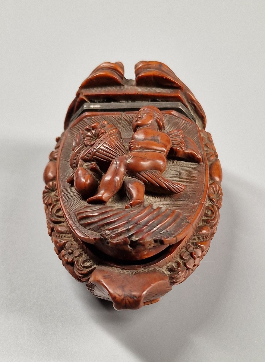 Tabatière en corozo ornée d'un putto sur une corne d'abondance, tête zoomorphe - XIXe siècle-photo-2