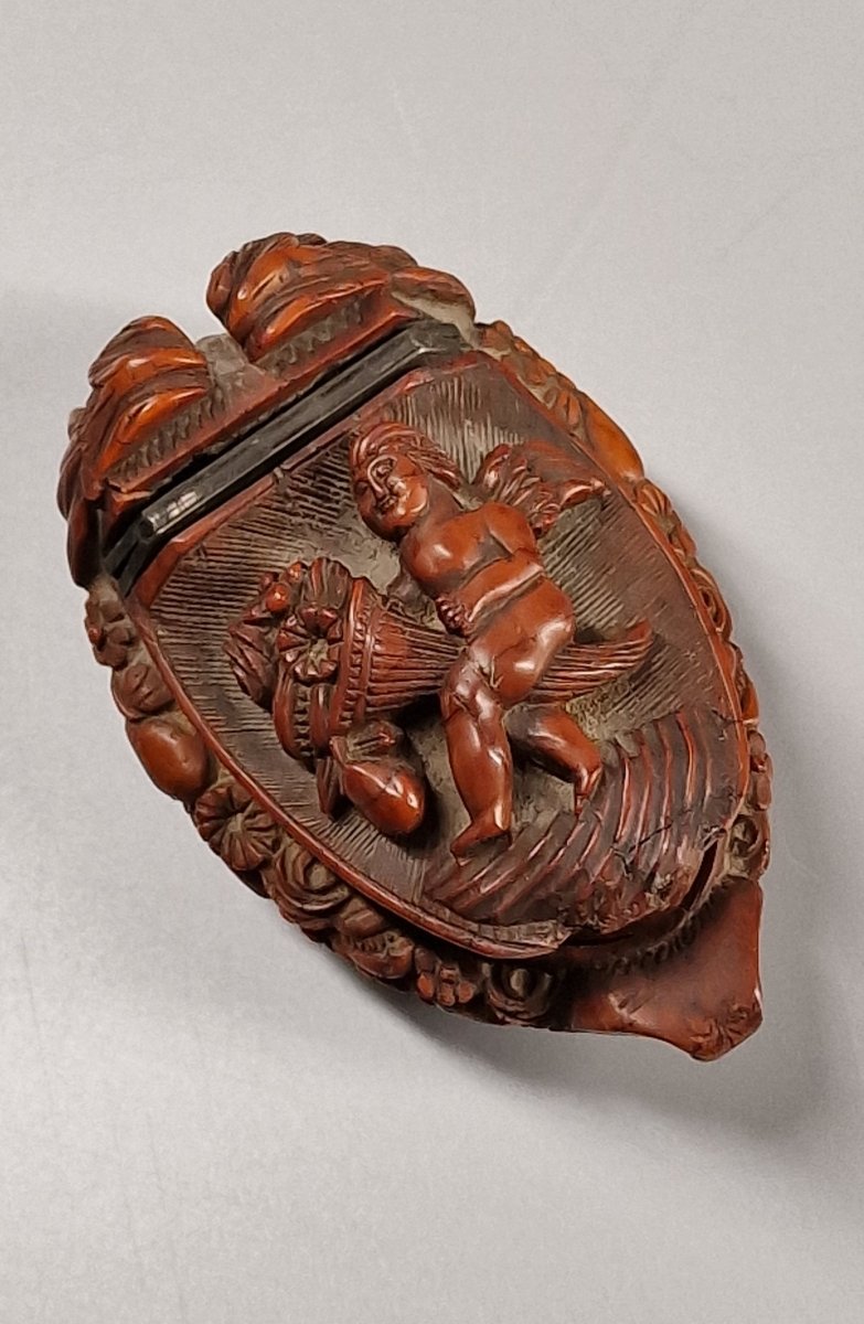 Tabatière en corozo ornée d'un putto sur une corne d'abondance, tête zoomorphe - XIXe siècle