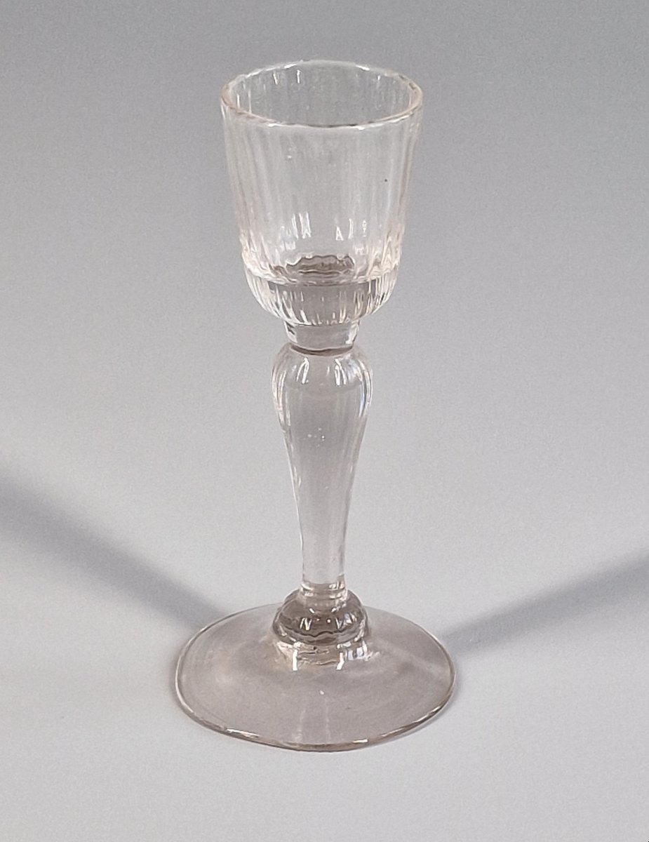 Verre à alcool en verre soufflé à décor de godrons – XVIIIe siècle 18e