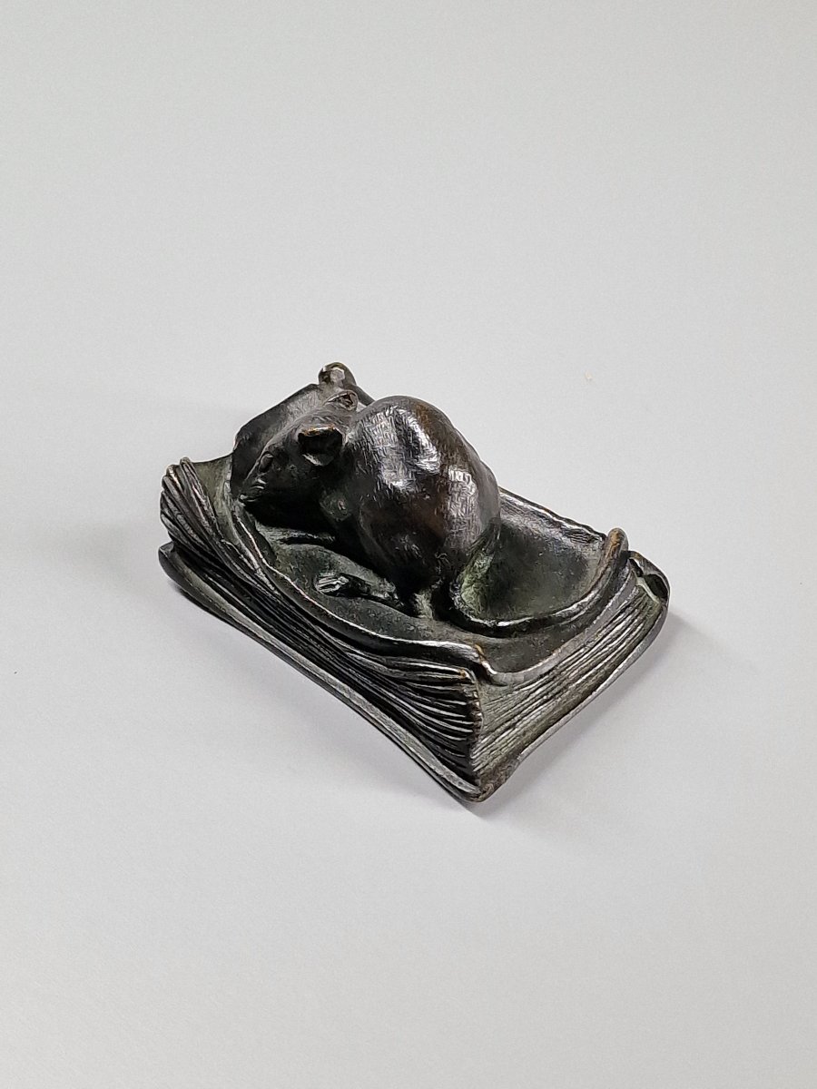 Souris grignotant un livre – Bronze patiné, fin du XIXe siècle-photo-2