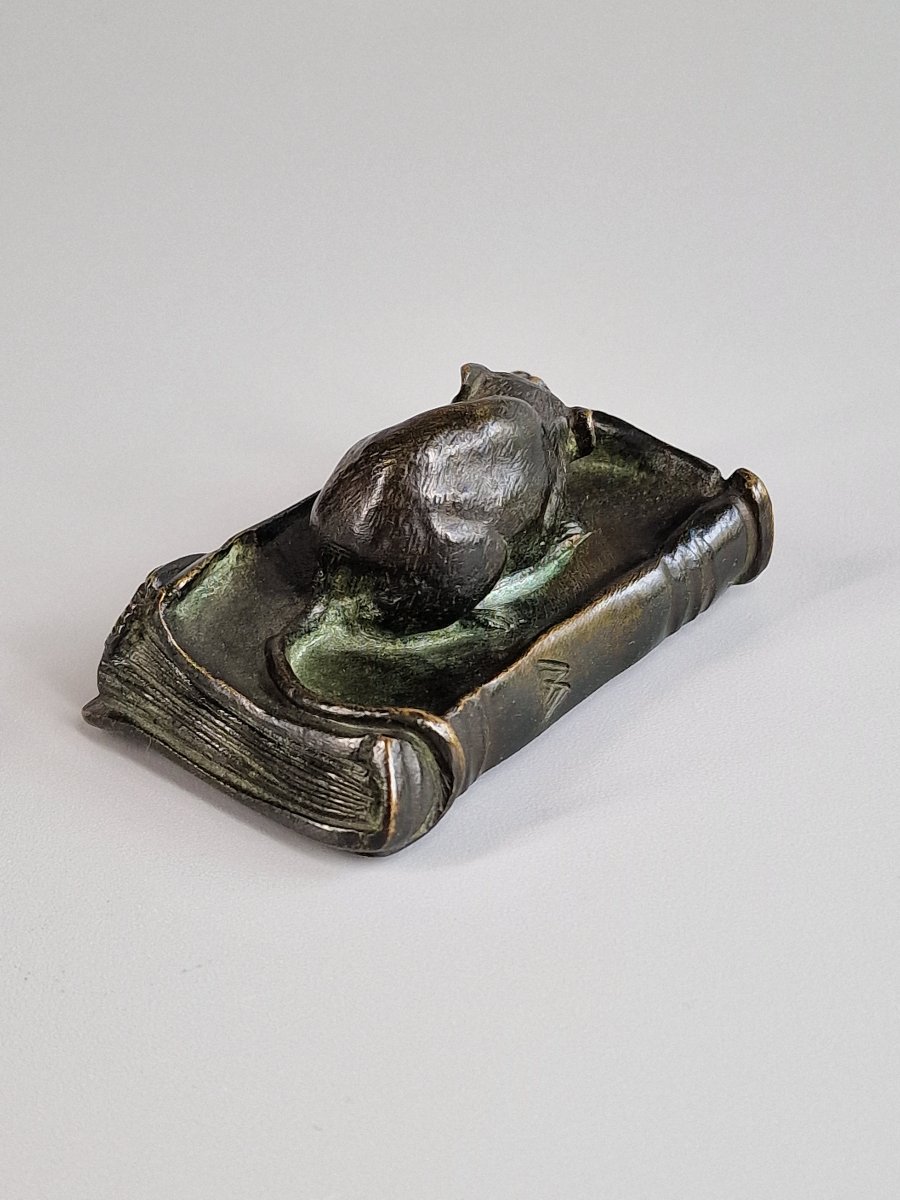 Souris grignotant un livre – Bronze patiné, fin du XIXe siècle-photo-2