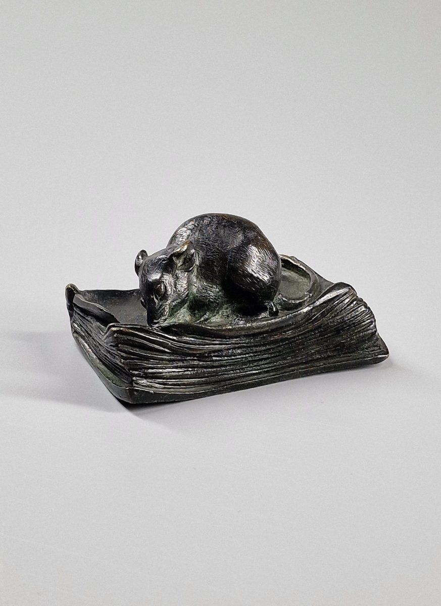 Souris grignotant un livre – Bronze patiné, fin du XIXe siècle