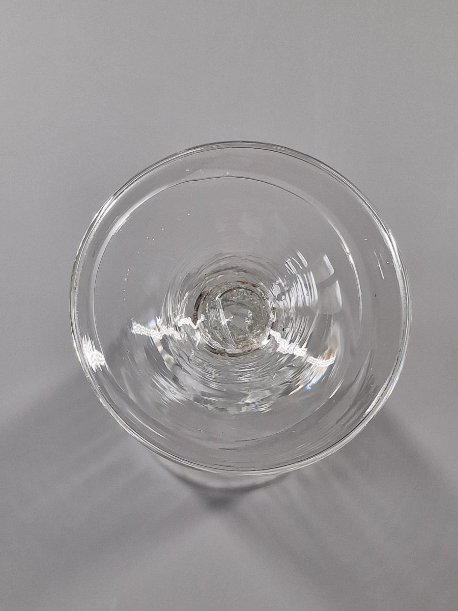 Verre à vin de grand format en verre soufflé taillé et gravé – XVIIIe siècle 18e-photo-1