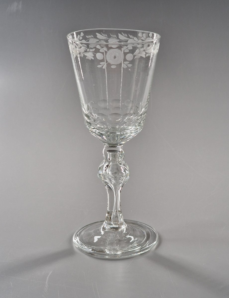 Verre à vin de grand format en verre soufflé taillé et gravé – XVIIIe siècle 18e