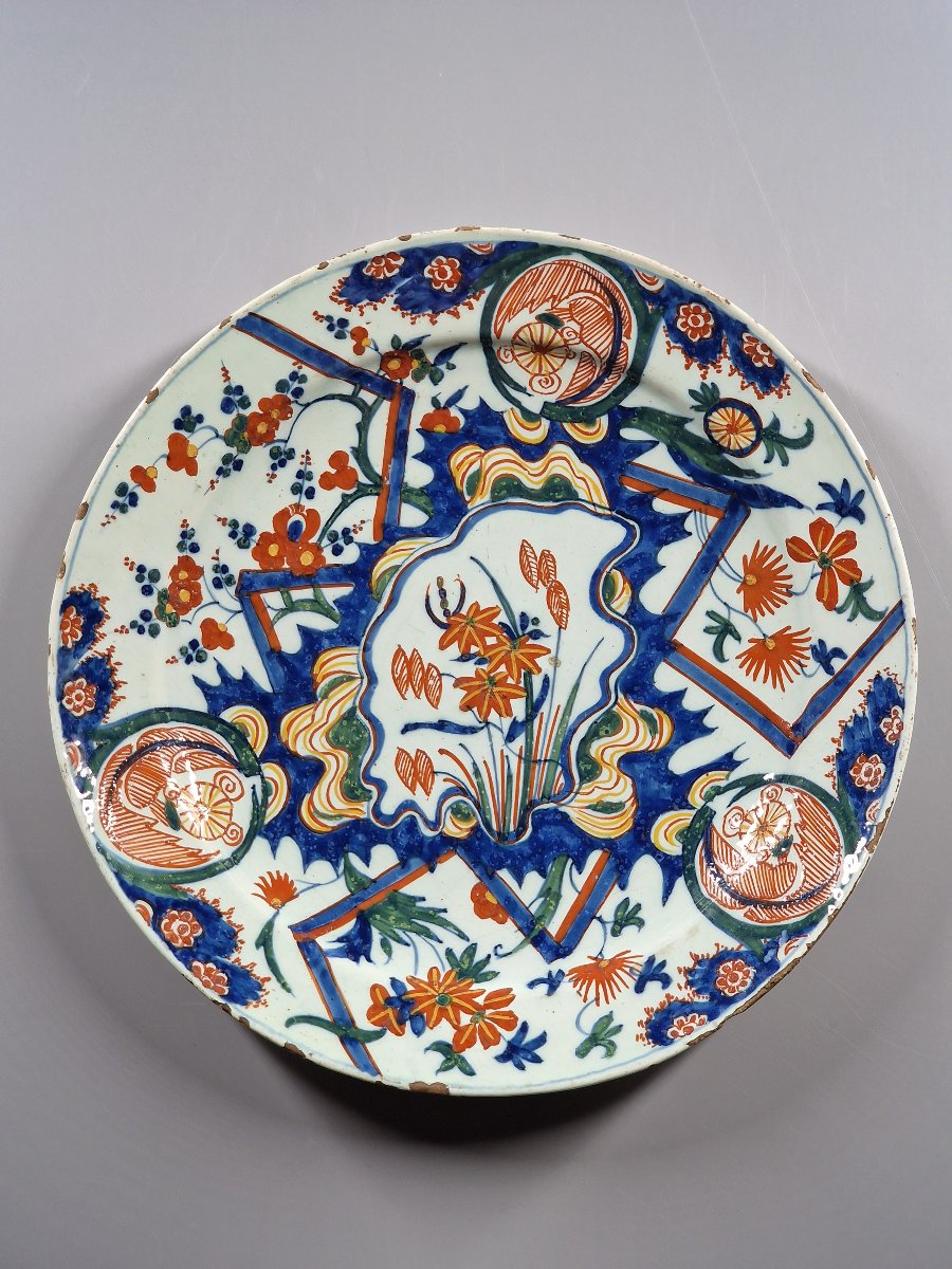 Delft, assiette à décor polychrome au tonnerre – XVIIIe siècle