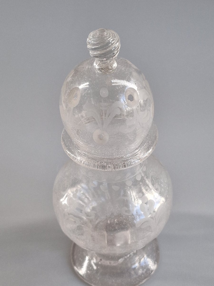 Saupoudreuse en verre soufflé gravé – Travail populaire probablement normand du XVIIIe siècle -photo-3