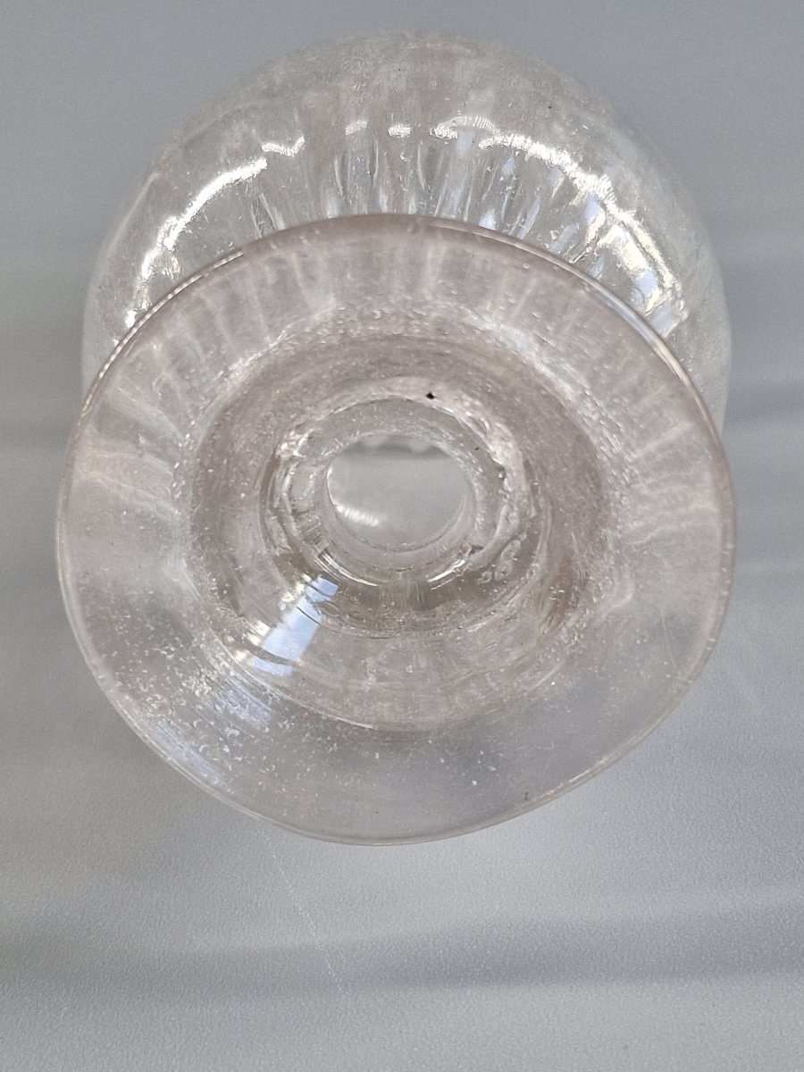 Saupoudreuse en verre soufflé gravé – Travail populaire probablement normand du XVIIIe siècle -photo-1