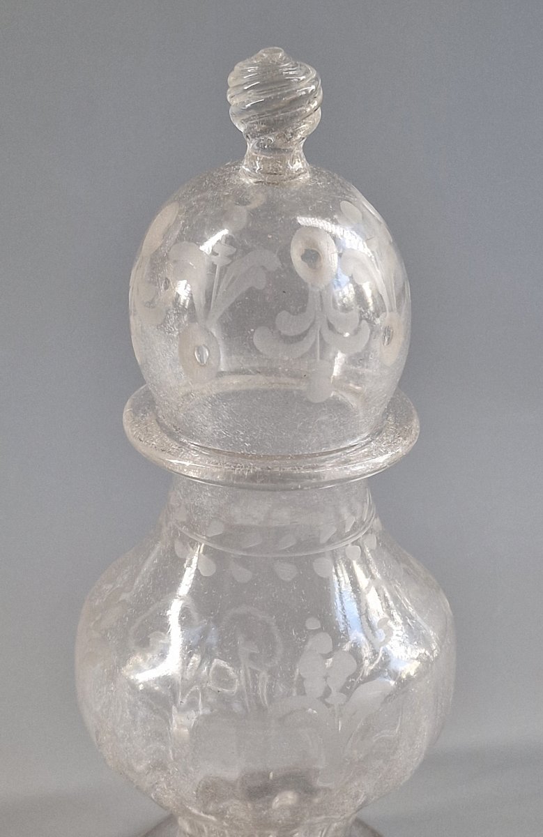 Saupoudreuse en verre soufflé gravé – Travail populaire probablement normand du XVIIIe siècle -photo-5