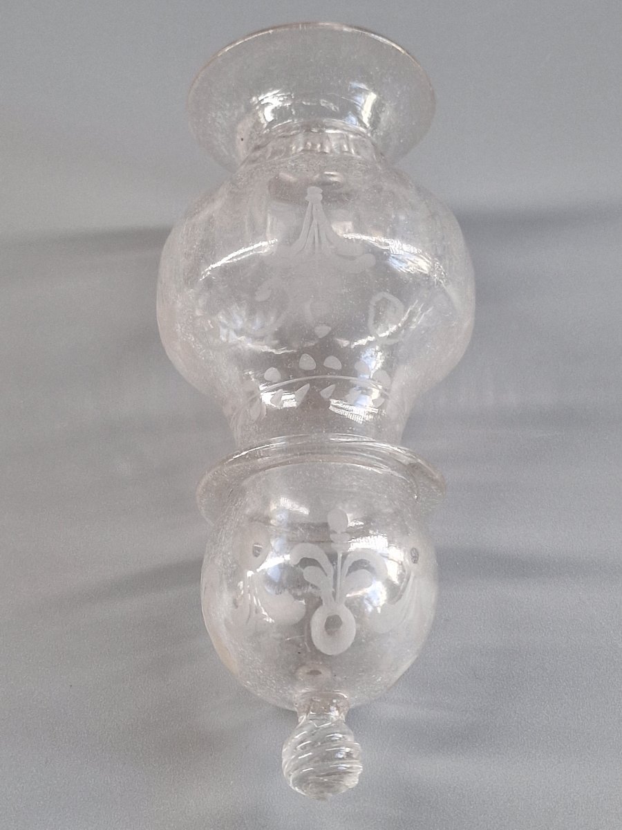 Saupoudreuse en verre soufflé gravé – Travail populaire probablement normand du XVIIIe siècle -photo-7