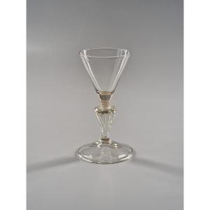 Verre de fougère à coupe conique et jambe côtelée - Fin du XVIIe - début du XVIIIe siècle