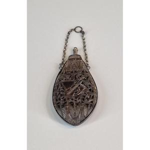 Flacon à parfum en noix de coco sculptée d'instruments de musique - XIXe siècle