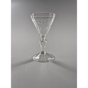 Verre à coupe moulée de grains de riz et languettes sur jambe creuse rainurée. XVIIIe siècle
