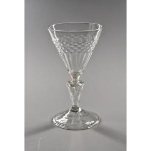 Verre à coupe moulée de grains de riz et languettes sur jambe creuse rainurée. XVIIIe siècle