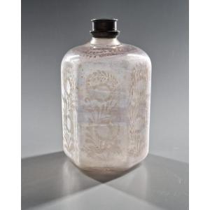 Flacon hexagonal en verre irisé gravé de feuillages, bouchon en étain - XVIIIe siècle