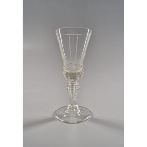 Grand verre à jambe balustre et coupe facettées en degrés - Bohême, XVIIIe siècle