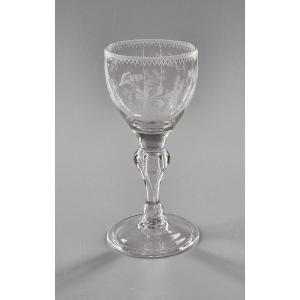 Verre à coupe ovoïde gravée de branchages fleuris et frise de dents de loup - XVIIIe siècle