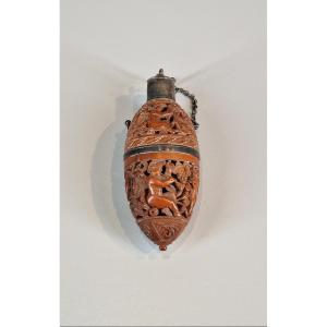 Étui formant tabatière en corozo sculpté de putti, rinceaux, panier fleuri et chien - Vers 1800