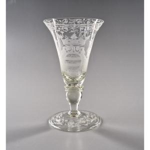 Verre à décor gravé d'un médaillon armorié et attributs militaires - Bohême, XIXe siècle