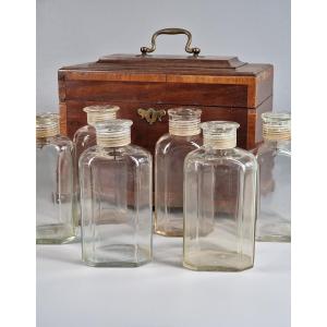 Six flacons à alcool octogonaux en verre soufflé, coffret en palissandre – XVIIIe siècle 18e