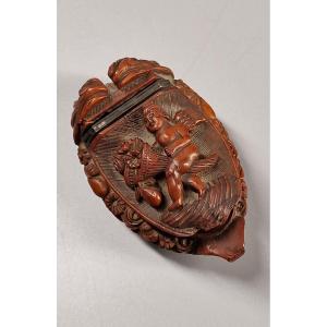 Tabatière en corozo ornée d'un putto sur une corne d'abondance, tête zoomorphe - XIXe siècle