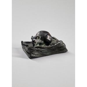 Souris grignotant un livre – Bronze patiné, fin du XIXe siècle