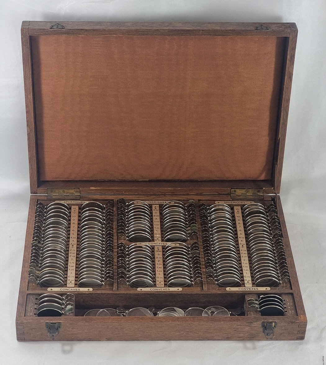 Coffret de verres d’essai optométriques ancien – début XXe siècle