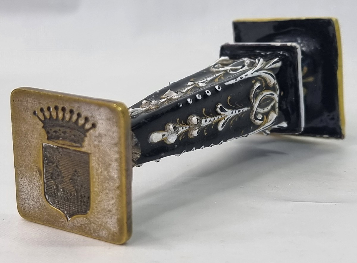 ancien sceau royal français avec décorations en émail