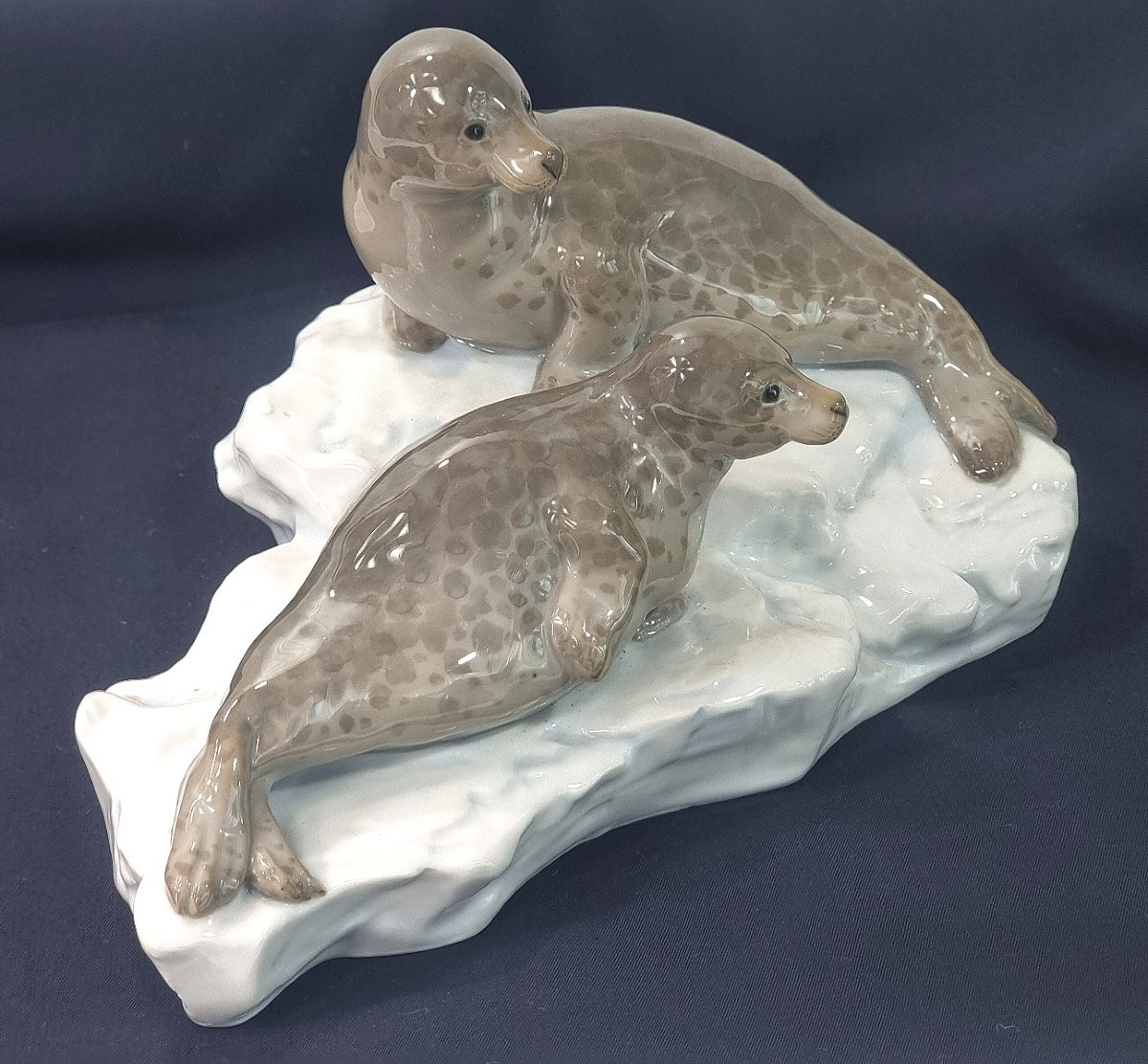 Two Gray Porcelain Seals  On Ice Cube Volkstedt Germany Karl Ens-photo-3