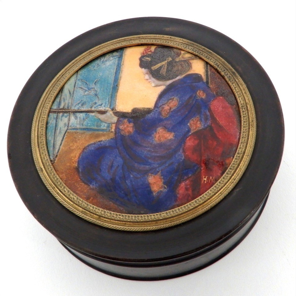 Tabatière ancienne ronde en Limoges avec geisha en émail