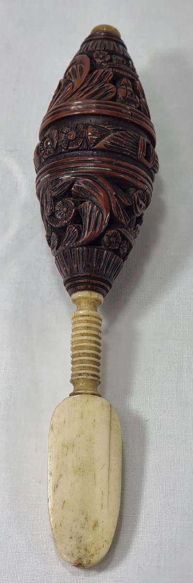 Hochet ancien français en noix de coquilla avec flûte en os-photo-4