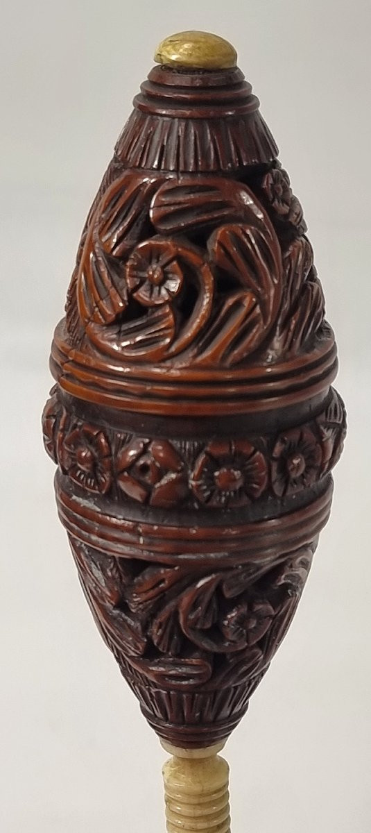 Hochet ancien français en noix de coquilla avec flûte en os-photo-1