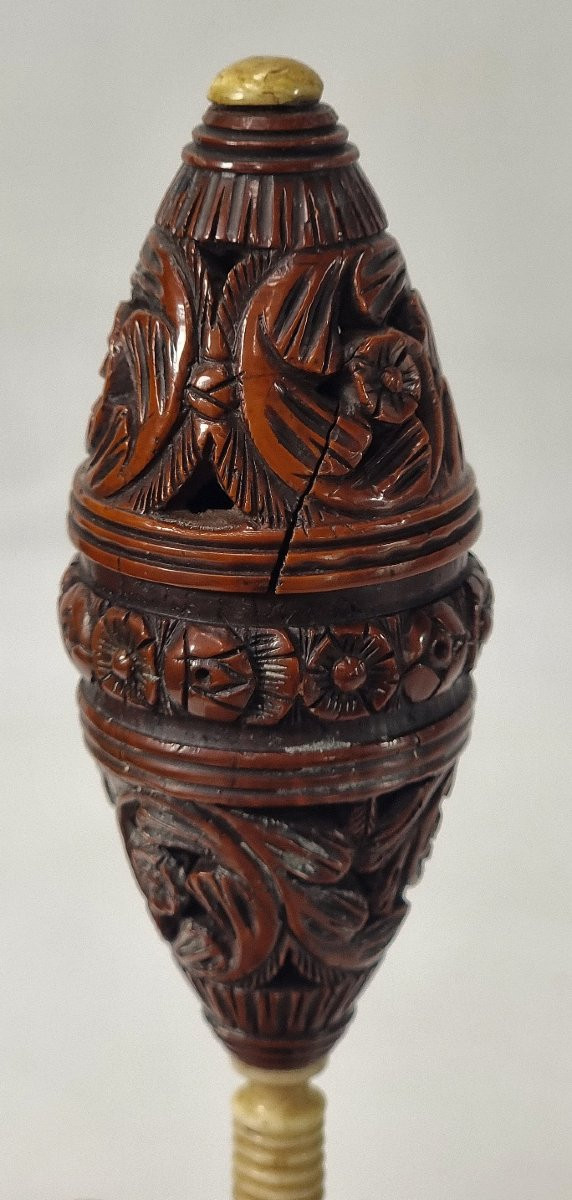 Hochet ancien français en noix de coquilla avec flûte en os-photo-2