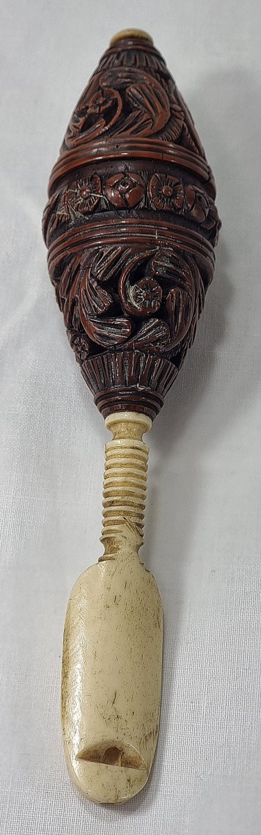 Hochet ancien français en noix de coquilla avec flûte en os-photo-3