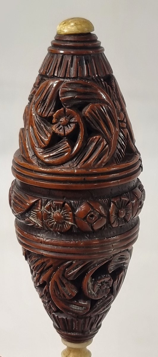 Hochet ancien français en noix de coquilla avec flûte en os-photo-4