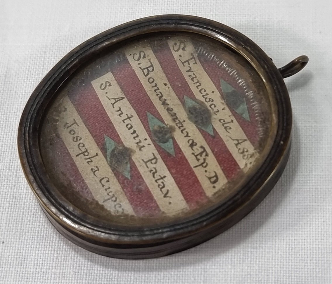 Relique du début du XIXe ou de la fin du XVIIIe siècle. De forme ovale, elle représe-photo-2