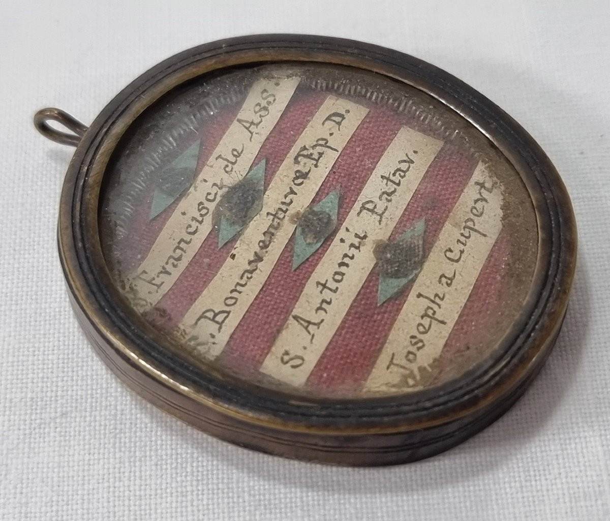 Relique du début du XIXe ou de la fin du XVIIIe siècle. De forme ovale, elle représe-photo-3