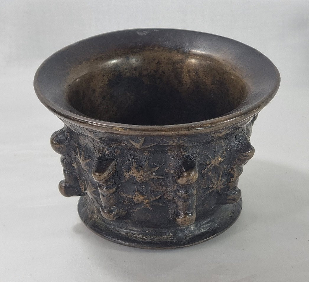 Mortier antique en bronze espagnol du XVIe-XVIIe siècle à décor d'étoiles-photo-2