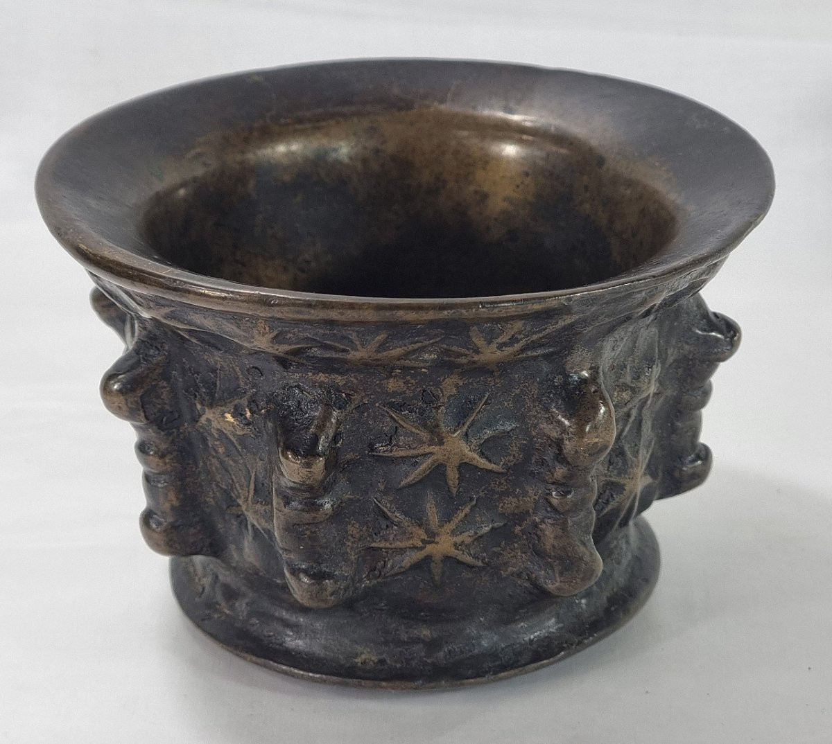 Mortier antique en bronze espagnol du XVIe-XVIIe siècle à décor d'étoiles-photo-4