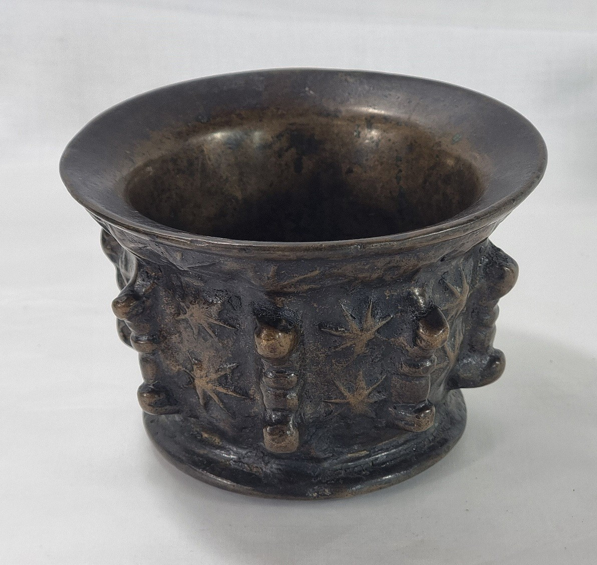 Mortier antique en bronze espagnol du XVIe-XVIIe siècle à décor d'étoiles