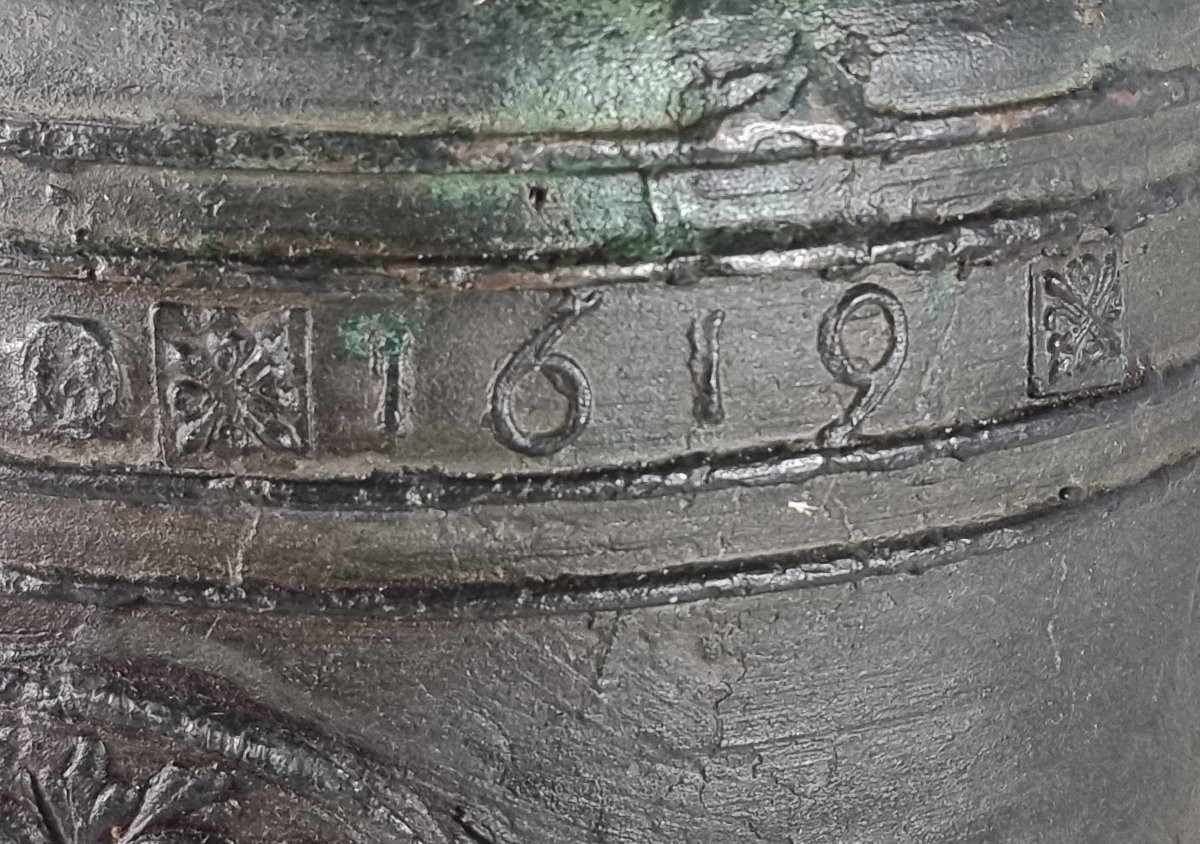 Cloche en bronze de taille moyenne, datée de 1619, ornée d'un grand blason.-photo-2