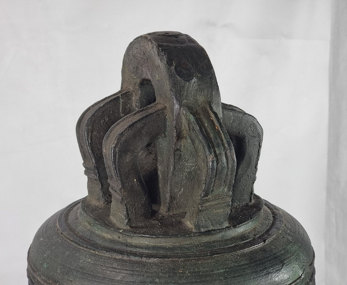 Cloche en bronze de taille moyenne, datée de 1619, ornée d'un grand blason.-photo-3
