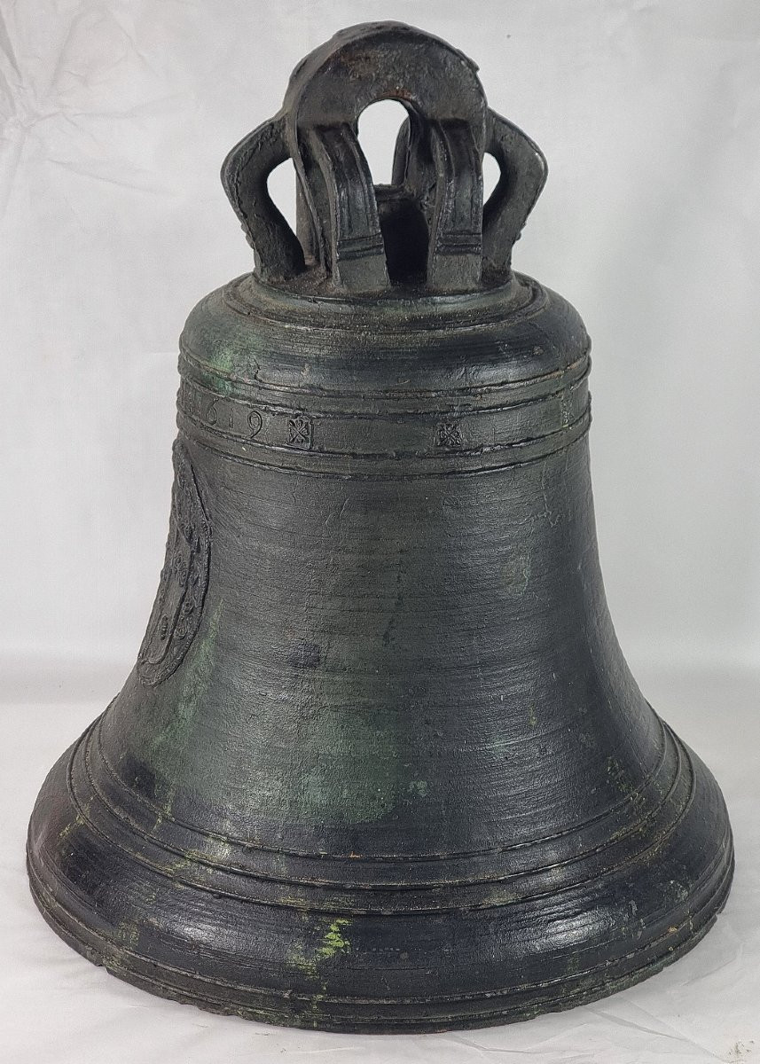 Cloche en bronze de taille moyenne, datée de 1619, ornée d'un grand blason.-photo-4