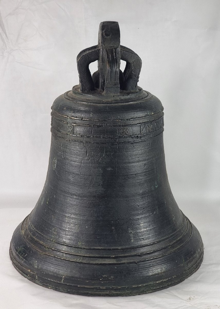 Cloche en bronze de taille moyenne, datée de 1619, ornée d'un grand blason.-photo-1