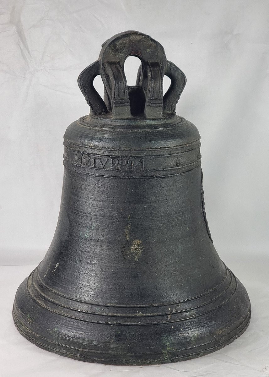 Cloche en bronze de taille moyenne, datée de 1619, ornée d'un grand blason.-photo-2